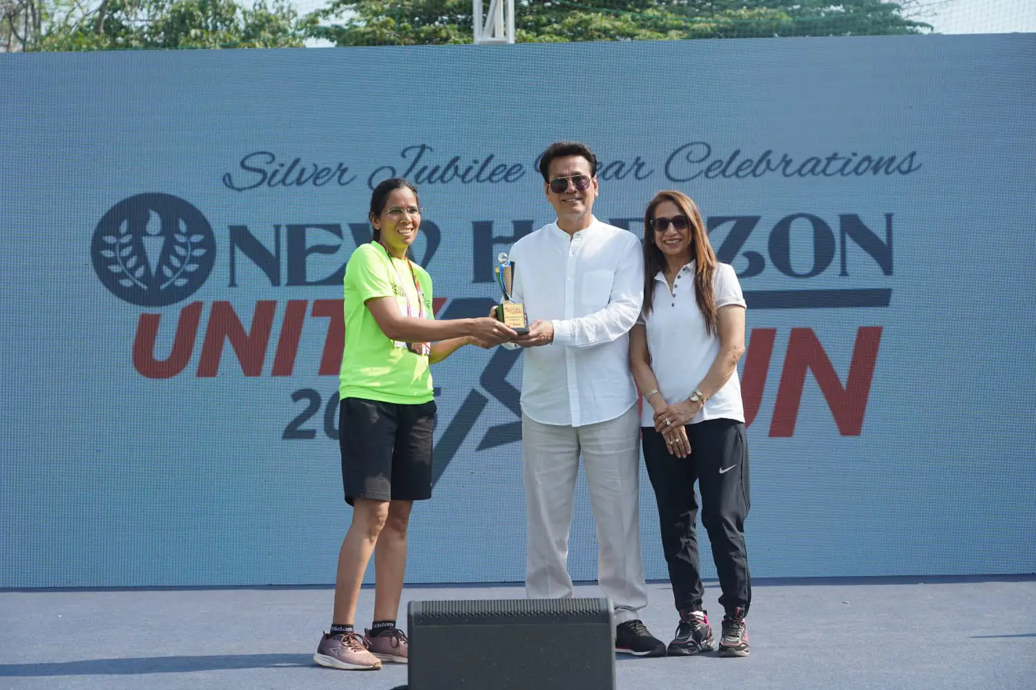 Dr. Mohan Manghnani hands over the trophy to the runner