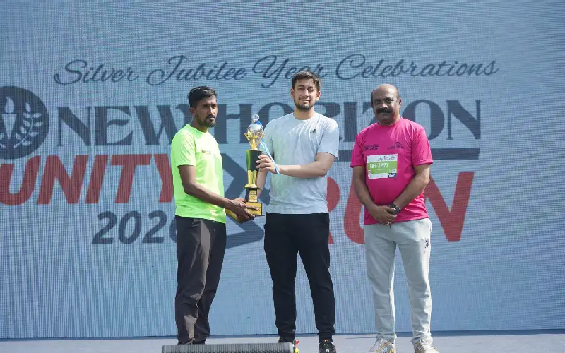 President Mr.Dhermesh Manghnani hands over the trophy to the runner